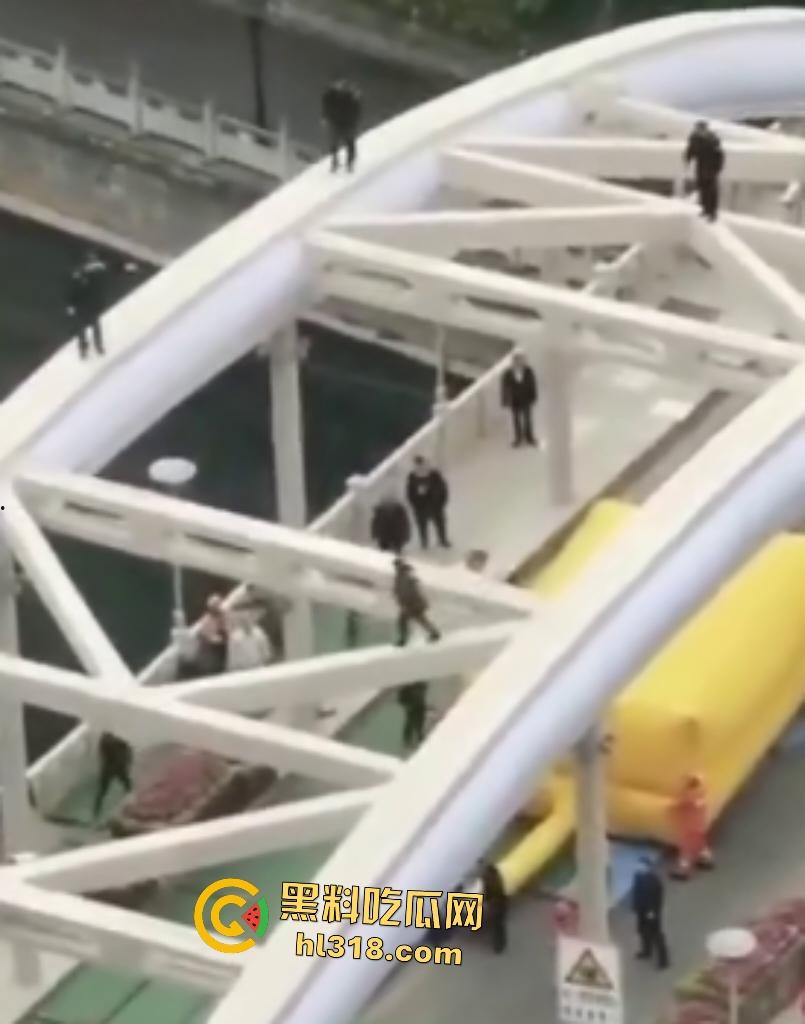 贵阳大妈桥梁上狂飙乱舞！警察冒死追捕抓不住，桥下救援队拖气垫累瘫，最后大妈自投罗网被按倒！  第8张