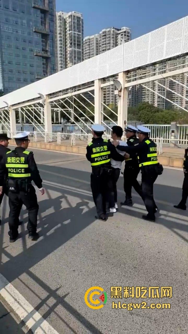 湖南衡阳小伙为求女友复合上演轻生苦肉计 中途又反悔 “桥不跳了，人还是要带走的！”  第8张