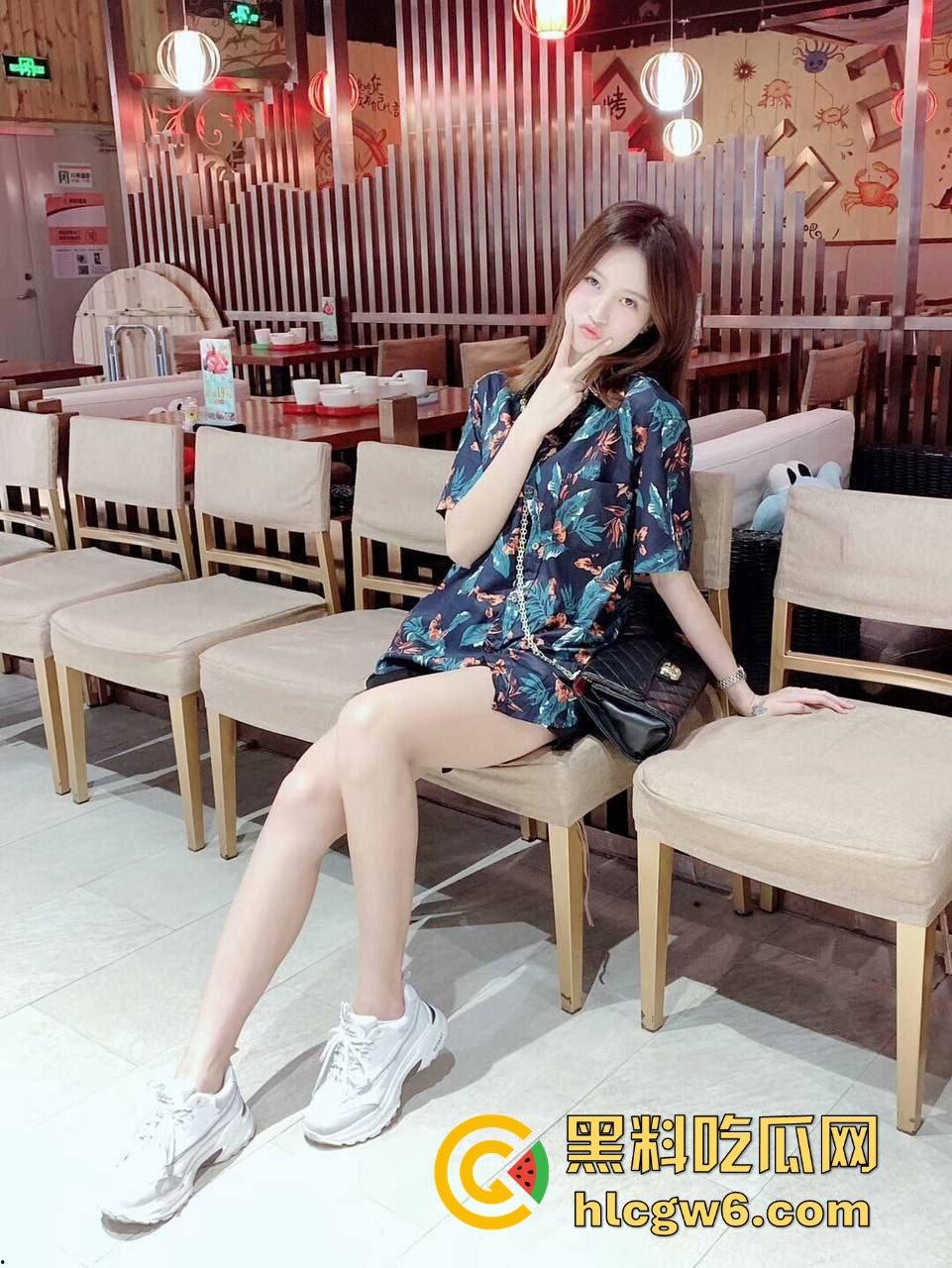 瓜友约炮楼下旋转小火锅骚收银妹被操成母狗，眼镜一摘就变骚浪货，骑在大鸡巴上浪叫不止，骚到断腿！  第5张