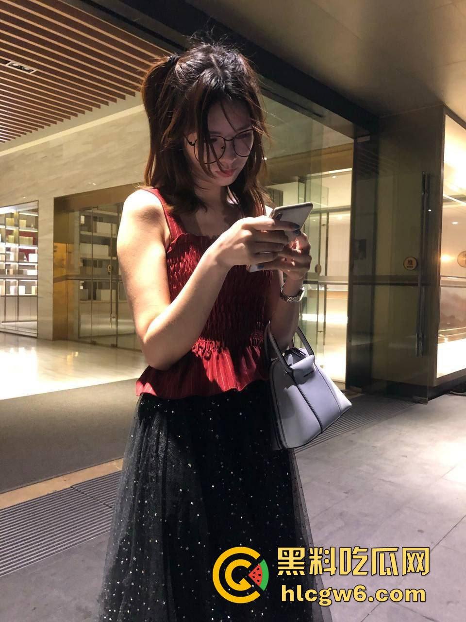 瓜友约炮楼下旋转小火锅骚收银妹被操成母狗，眼镜一摘就变骚浪货，骑在大鸡巴上浪叫不止，骚到断腿！  第10张