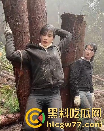 女汉子是怎样炼成的 为了生存两女子扛硕大原木下山 知道真相气愤不已！为了流量魔术抖整起来了  第1张