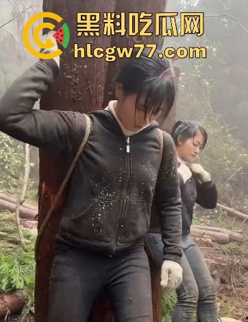 女汉子是怎样炼成的 为了生存两女子扛硕大原木下山 知道真相气愤不已！为了流量魔术抖整起来了  第4张