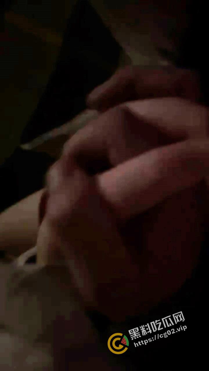 绿帽瓜  女子路遇帅哥非要跟回家 男友信息轰炸不回 最后帅哥拿女子手机回男友 第1张