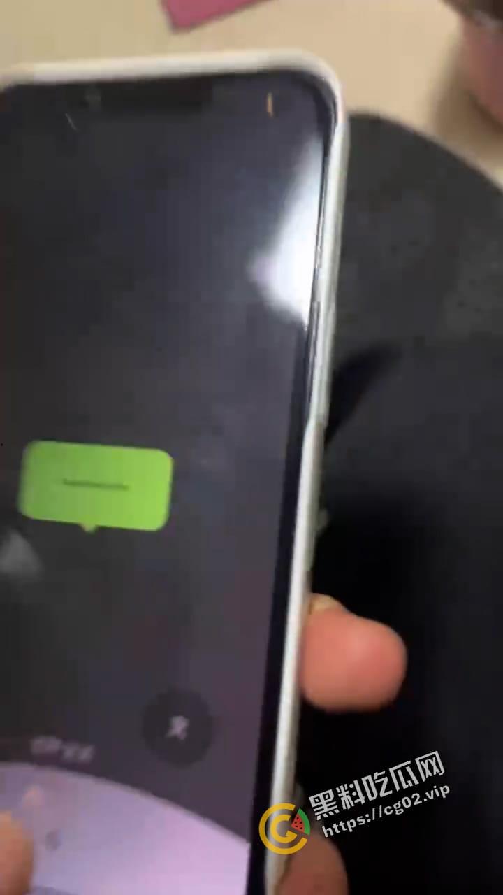 绿帽瓜  女子路遇帅哥非要跟回家 男友信息轰炸不回 最后帅哥拿女子手机回男友 第4张