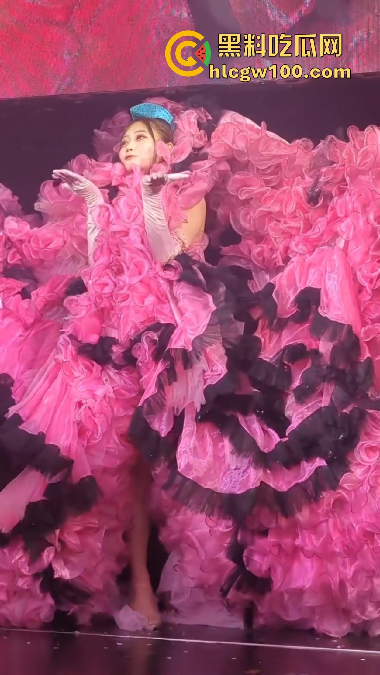 日本演唱会卷的不行，女团妹子丁字裤全裸大尺度登场，连胸贴都不戴，宅男看完直接缴械修行破防了！  第2张