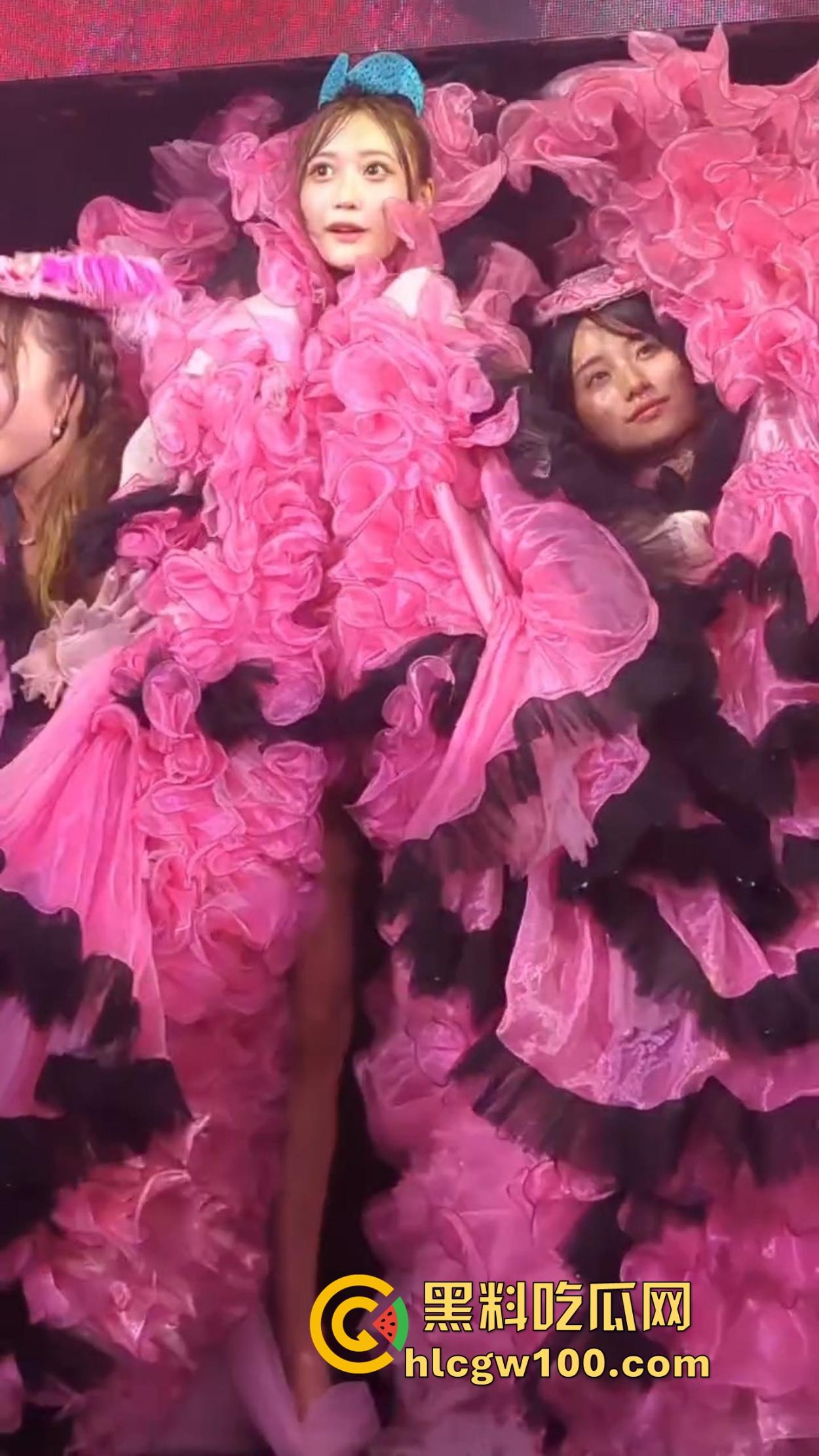 日本演唱会卷的不行，女团妹子丁字裤全裸大尺度登场，连胸贴都不戴，宅男看完直接缴械修行破防了！  第3张