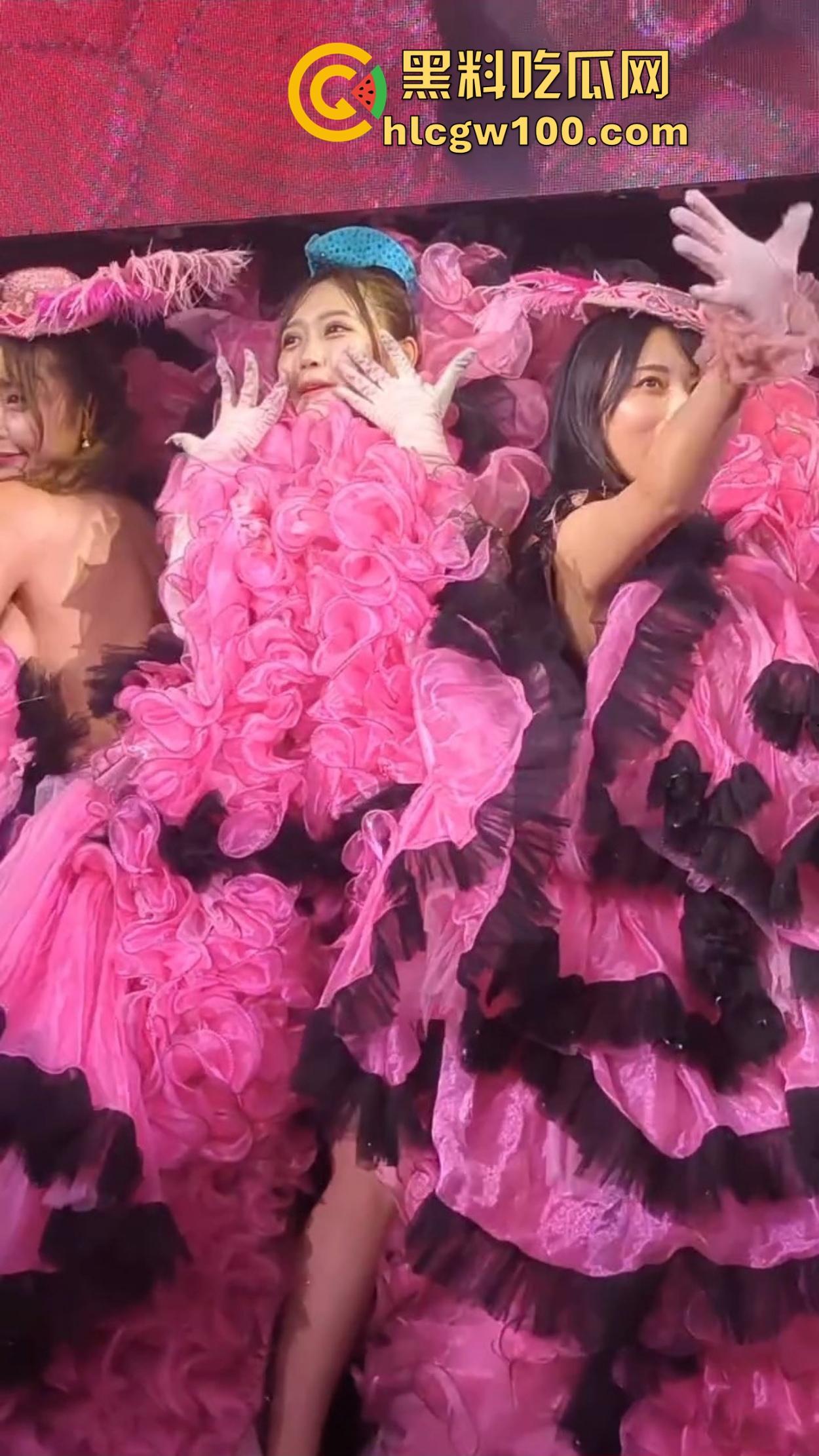 日本演唱会卷的不行，女团妹子丁字裤全裸大尺度登场，连胸贴都不戴，宅男看完直接缴械修行破防了！  第4张