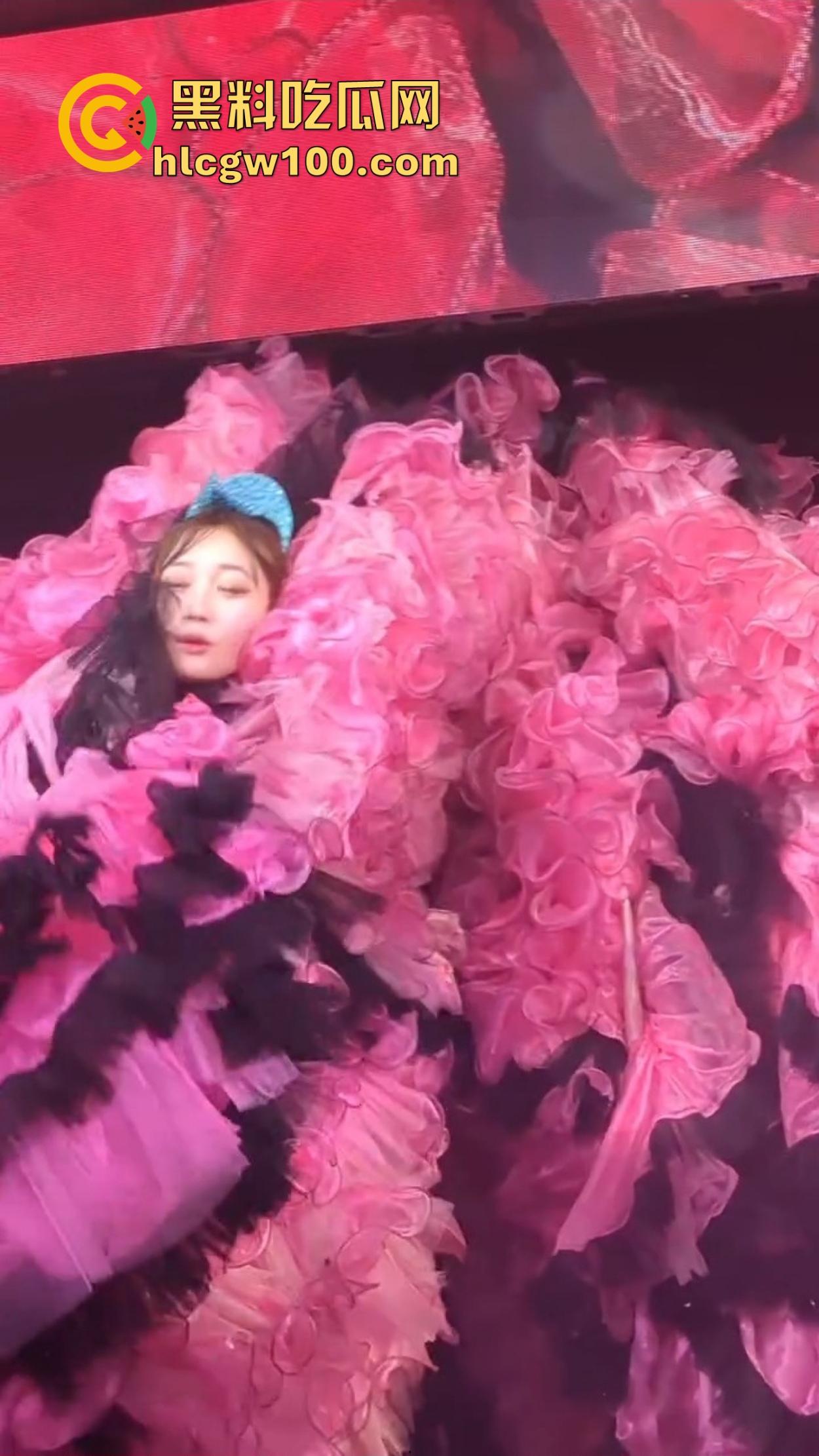 日本演唱会卷的不行，女团妹子丁字裤全裸大尺度登场，连胸贴都不戴，宅男看完直接缴械修行破防了！  第6张