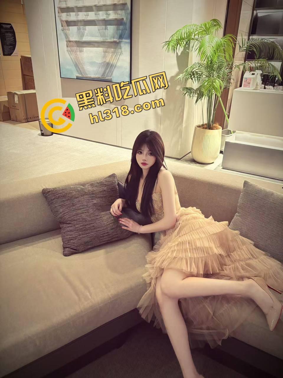 38D大奶乳交什么体验？两坨肉球包裹鸡巴肉球一夹，鸡儿消失不见，摩擦感顶到爆，男人只想一直夹着！  第2张