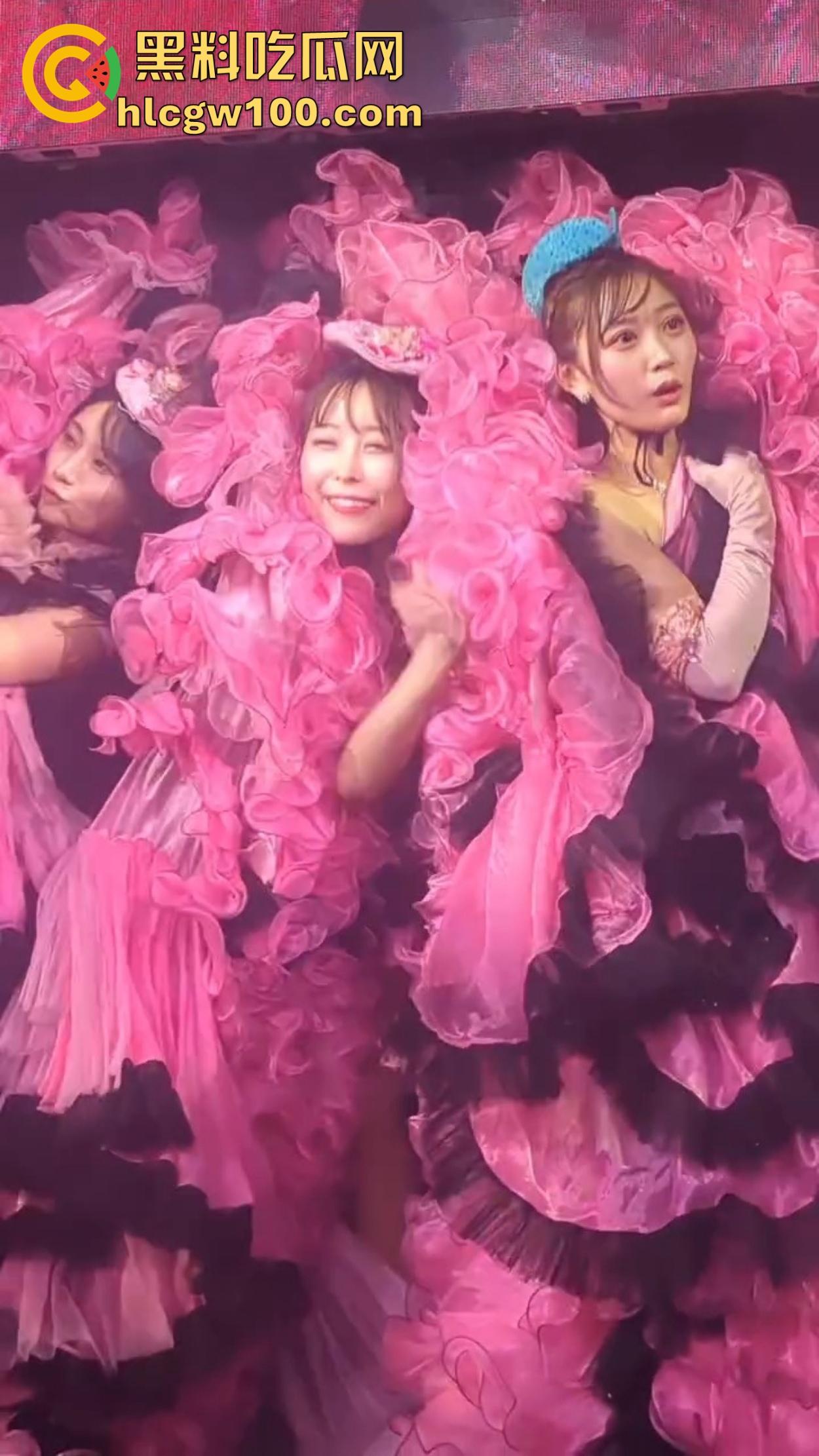 日本演唱会卷的不行，女团妹子丁字裤全裸大尺度登场，连胸贴都不戴，宅男看完直接缴械修行破防了！  第7张