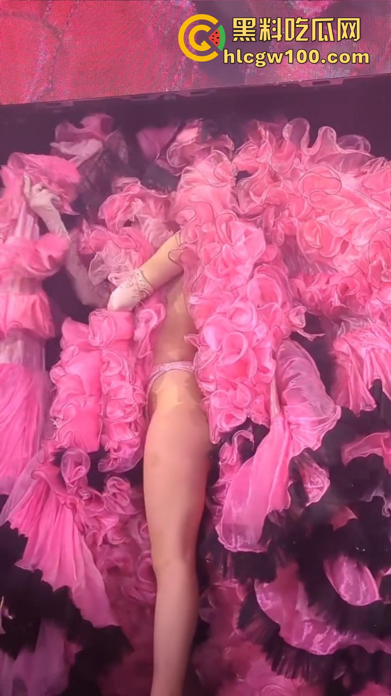 日本演唱会卷的不行，女团妹子丁字裤全裸大尺度登场，连胸贴都不戴，宅男看完直接缴械修行破防了！  第8张