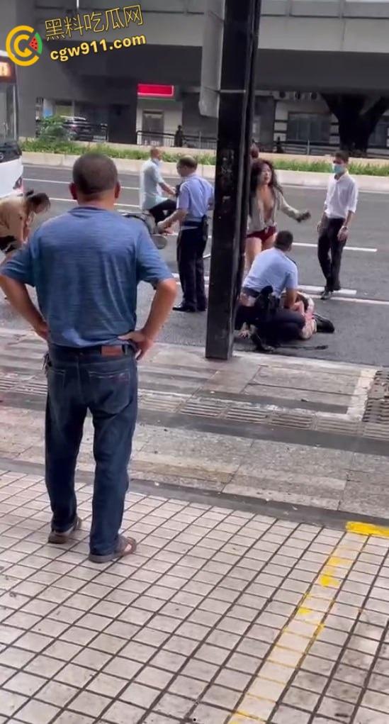 女人打架街头冲突，头发扯下现场惊人，两名警察介入劝阻仍不管用，直接将疯癫女子手铐绑住 !  第2张