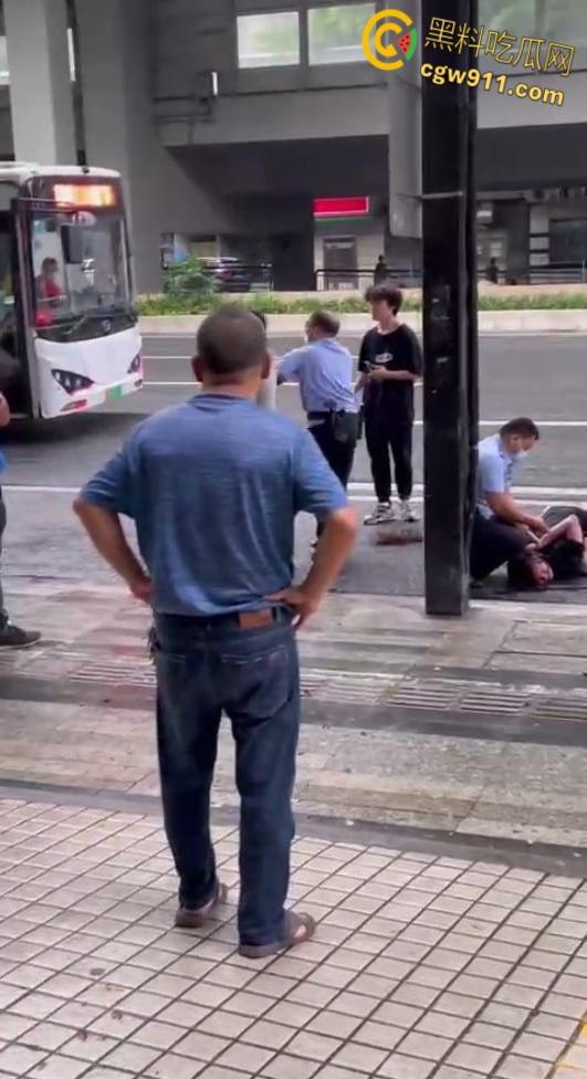 女人打架街头冲突，头发扯下现场惊人，两名警察介入劝阻仍不管用，直接将疯癫女子手铐绑住 !  第3张