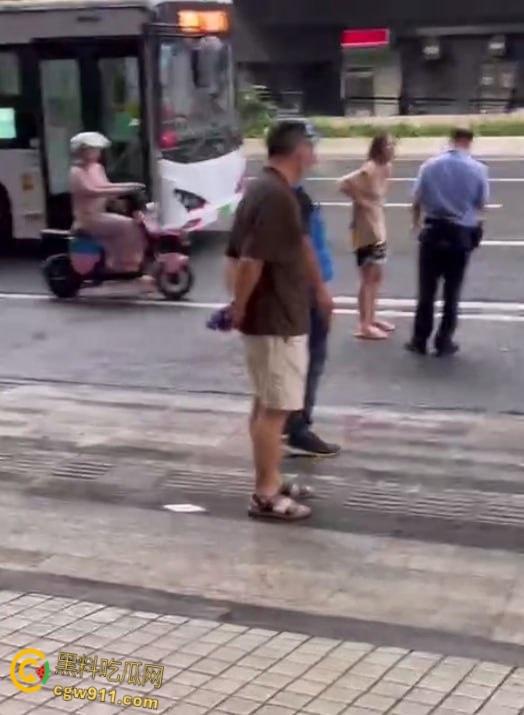 女人打架街头冲突，头发扯下现场惊人，两名警察介入劝阻仍不管用，直接将疯癫女子手铐绑住 !  第4张