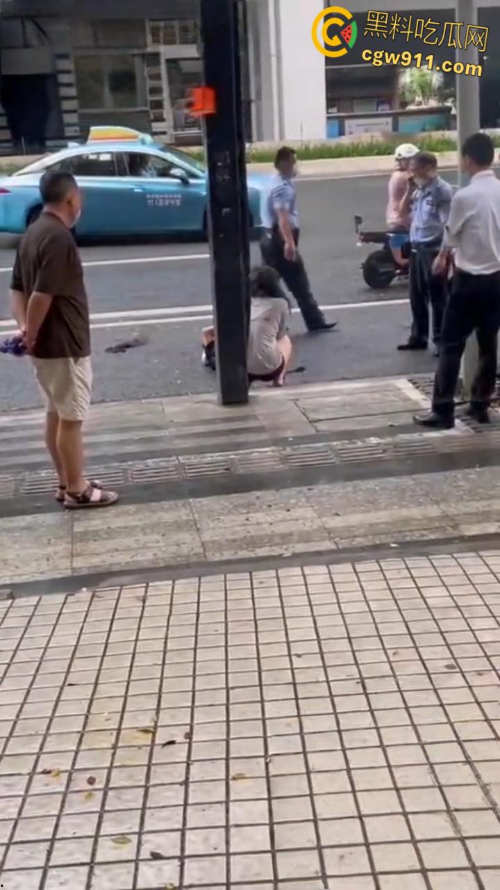 女人打架街头冲突，头发扯下现场惊人，两名警察介入劝阻仍不管用，直接将疯癫女子手铐绑住 !  第5张