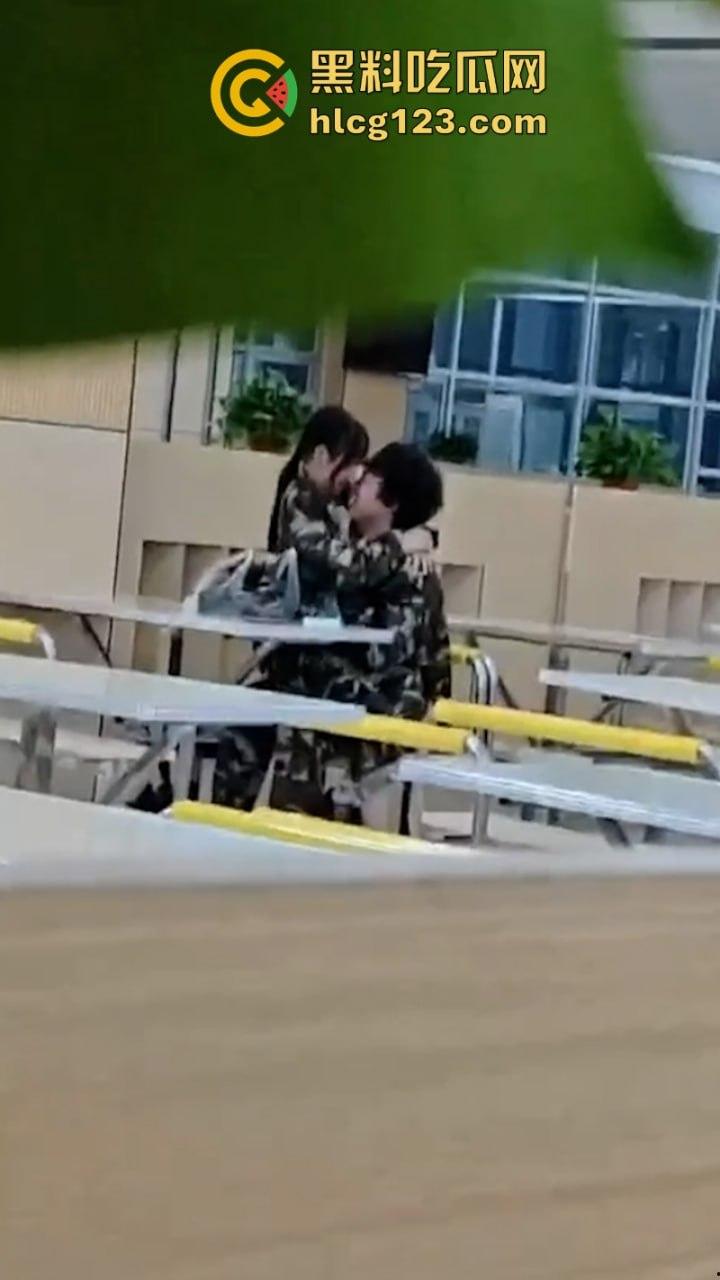 大一新生军训间隙在食堂亲亲我我又舔又摸 这是把食堂当酒店了吗！  第1张