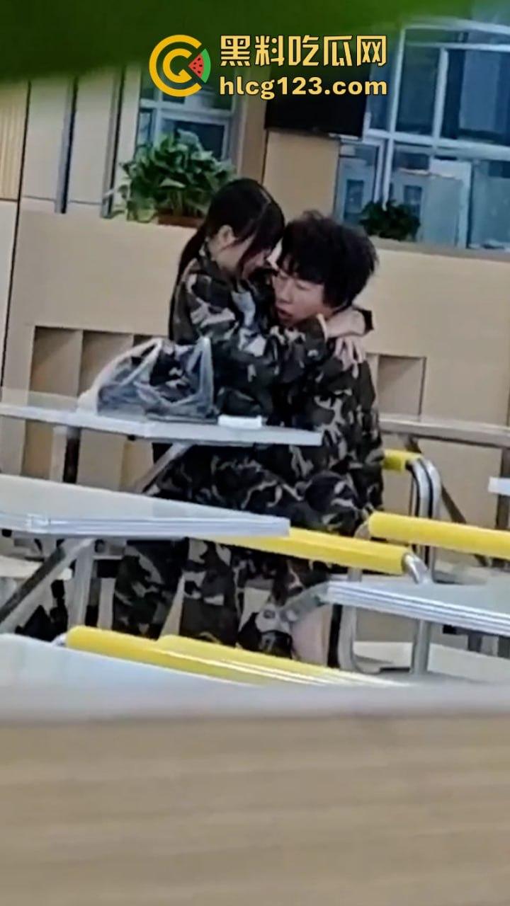 大一新生军训间隙在食堂亲亲我我又舔又摸 这是把食堂当酒店了吗！  第2张