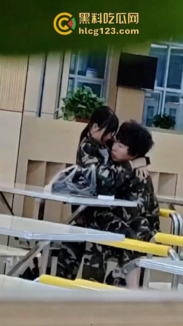 大一新生军训间隙在食堂亲亲我我又舔又摸 这是把食堂当酒店了吗！  第4张