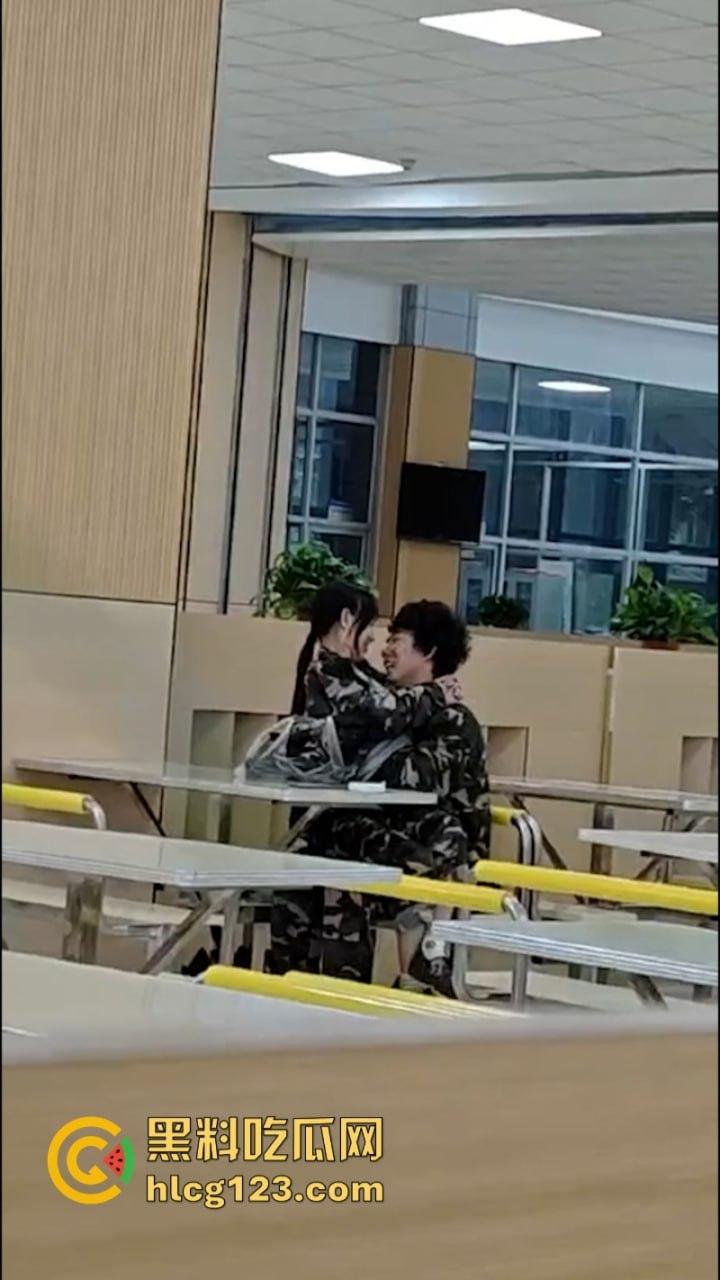 大一新生军训间隙在食堂亲亲我我又舔又摸 这是把食堂当酒店了吗！  第5张