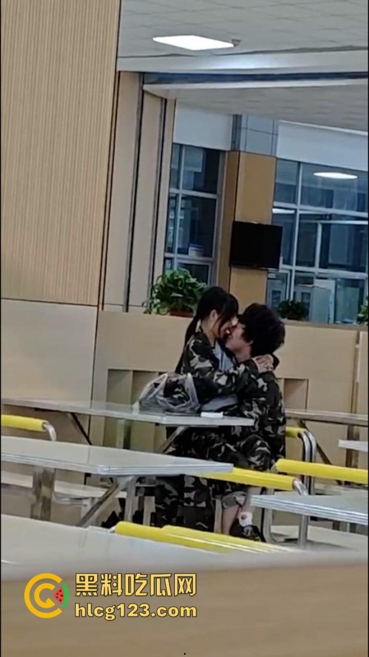 大一新生军训间隙在食堂亲亲我我又舔又摸 这是把食堂当酒店了吗！  第6张