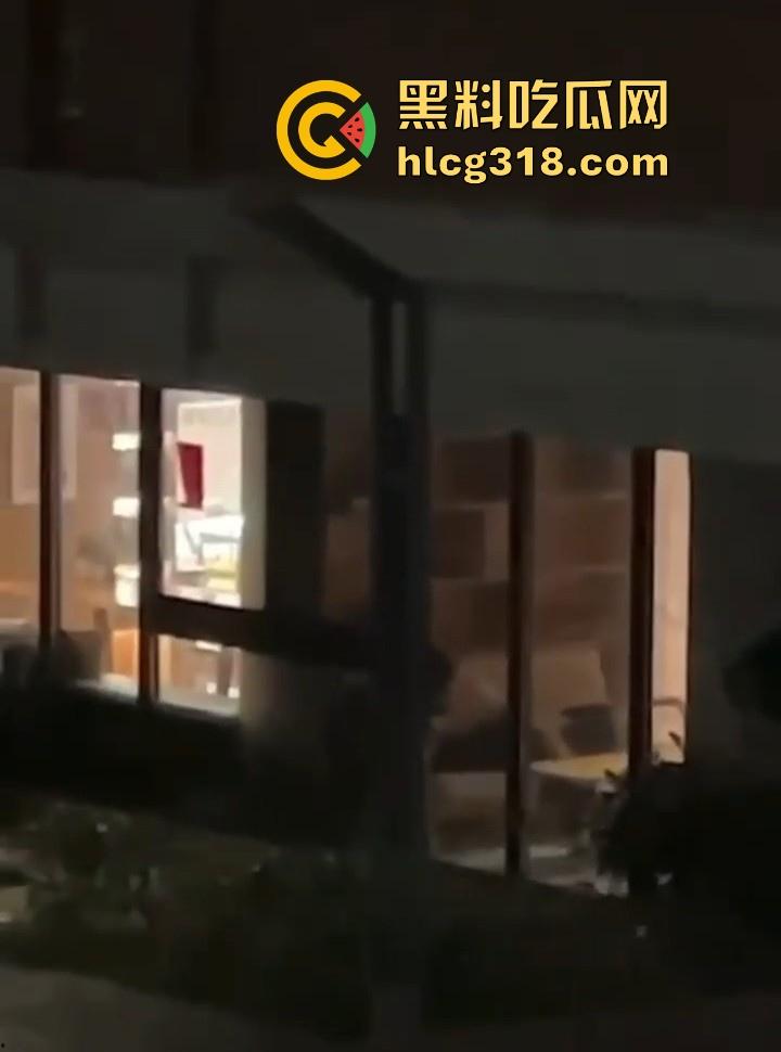 福建平潭职高情侣图书馆角落激情做爱，里面激情诱惑，外面群众吃瓜，直接社死当场！  第2张