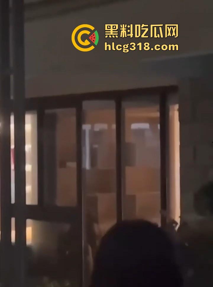 福建平潭职高情侣图书馆角落激情做爱，里面激情诱惑，外面群众吃瓜，直接社死当场！  第4张