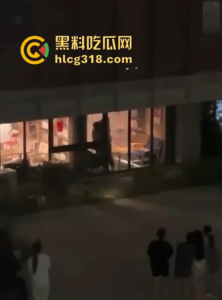 福建平潭职高情侣图书馆角落激情做爱，里面激情诱惑，外面群众吃瓜，直接社死当场！  第5张