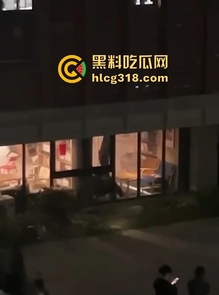 福建平潭职高情侣图书馆角落激情做爱，里面激情诱惑，外面群众吃瓜，直接社死当场！  第6张