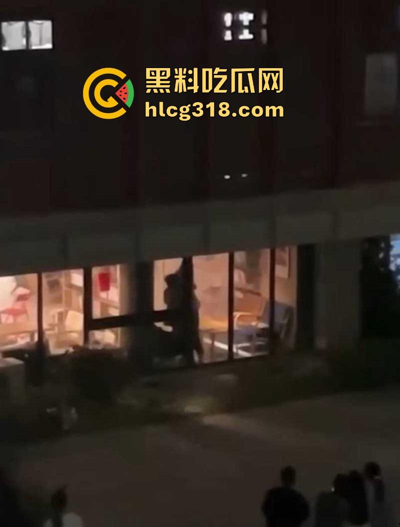 福建平潭职高情侣图书馆角落激情做爱，里面激情诱惑，外面群众吃瓜，直接社死当场！  第7张