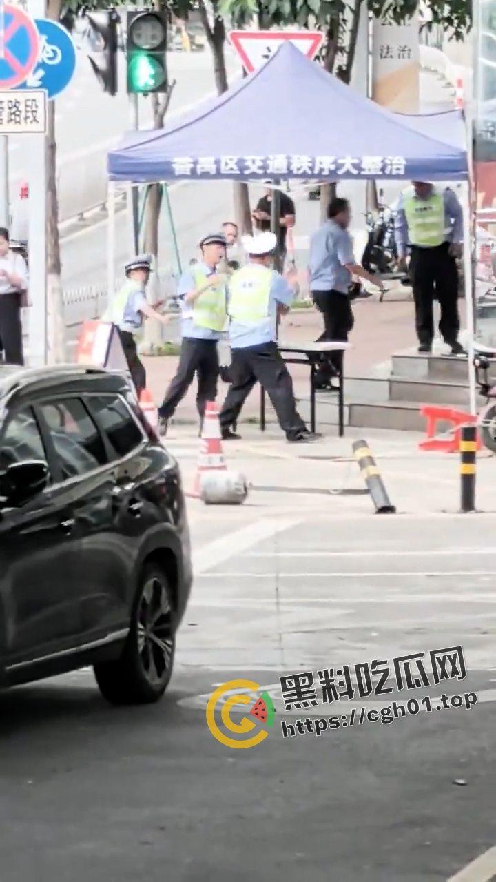 广州番禺大石 辅警内部大战 维权群众全在看热闹 这才是人民群众喜闻乐见的打架  第1张