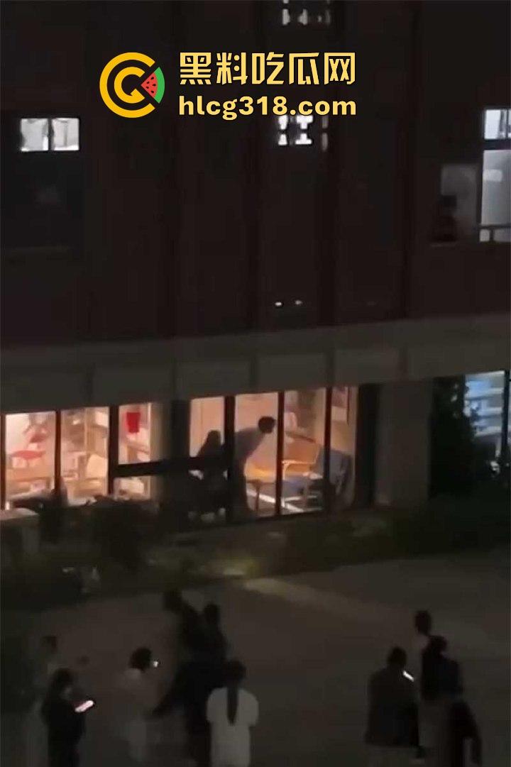 福建平潭职高情侣图书馆角落激情做爱，里面激情诱惑，外面群众吃瓜，直接社死当场！  第8张