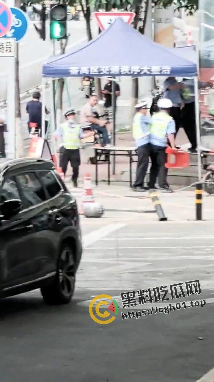广州番禺大石 辅警内部大战 维权群众全在看热闹 这才是人民群众喜闻乐见的打架  第2张