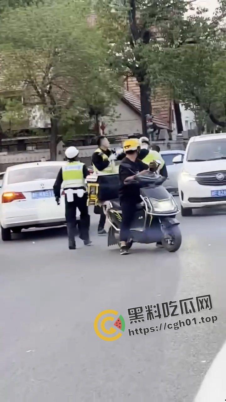 广州番禺大石 辅警内部大战 维权群众全在看热闹 这才是人民群众喜闻乐见的打架  第3张