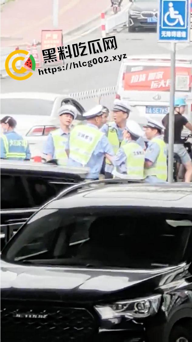 广州番禺大石 辅警内部大战 维权群众全在看热闹 这才是人民群众喜闻乐见的打架  第5张