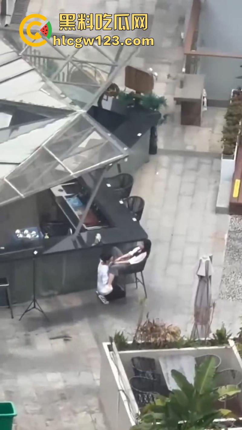 杭州情侣当众扣逼，趁私下无人激情玩穴，女孩面红耳赤未拒绝，结果却被高层瓜友偷拍曝光！  第3张