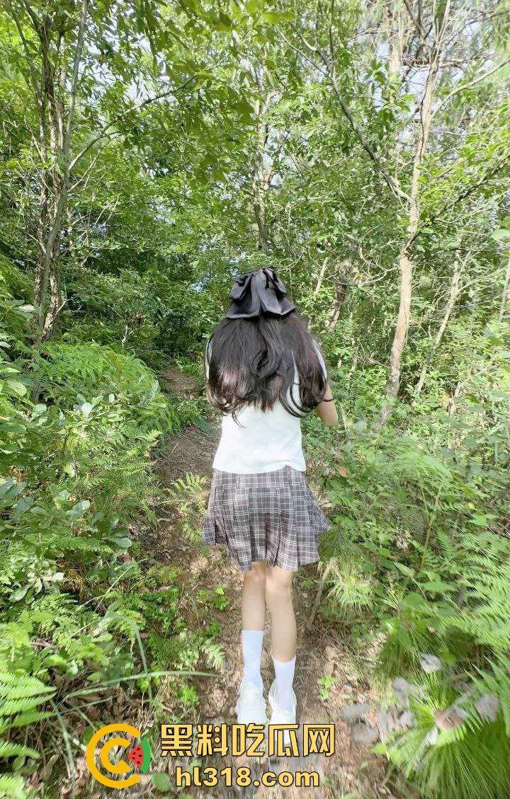 海角乱伦，户外露营跟女儿在小树林做爱，人来人往女儿紧张的要死，阴道却变得无比紧致！  第1张