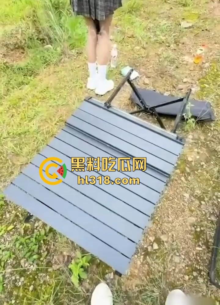 海角乱伦，户外露营跟女儿在小树林做爱，人来人往女儿紧张的要死，阴道却变得无比紧致！  第2张