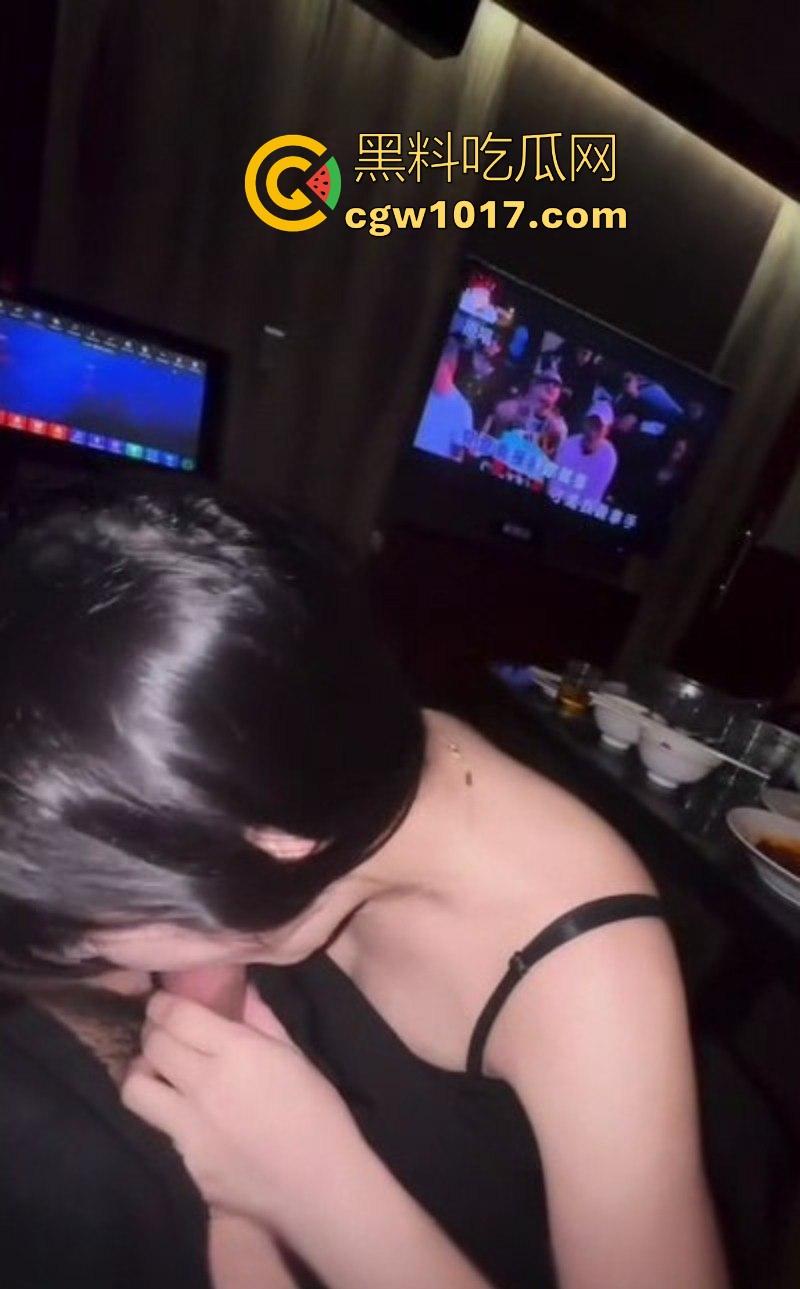 两杯酒下肚高颜值腼腆公主秒变舔屌魅魔！KTV包厢内彻底放开，露脸跪地口交深喉，哪眼神感觉要吃人！  第6张