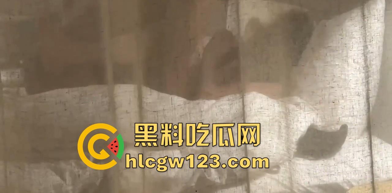 开房啪啪没拉窗帘 被对面楼瓜友贴脸偷拍 五官都清晰可见 美女一脸醉意中途还在反抗 这不就是捡尸嘛！  第7张