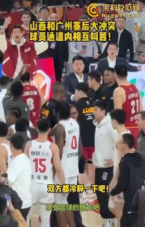 什么情况？广州男篮球员通道围堵山西男篮，打球不过瘾现在开始打人了，现场乱成一团！  第1张