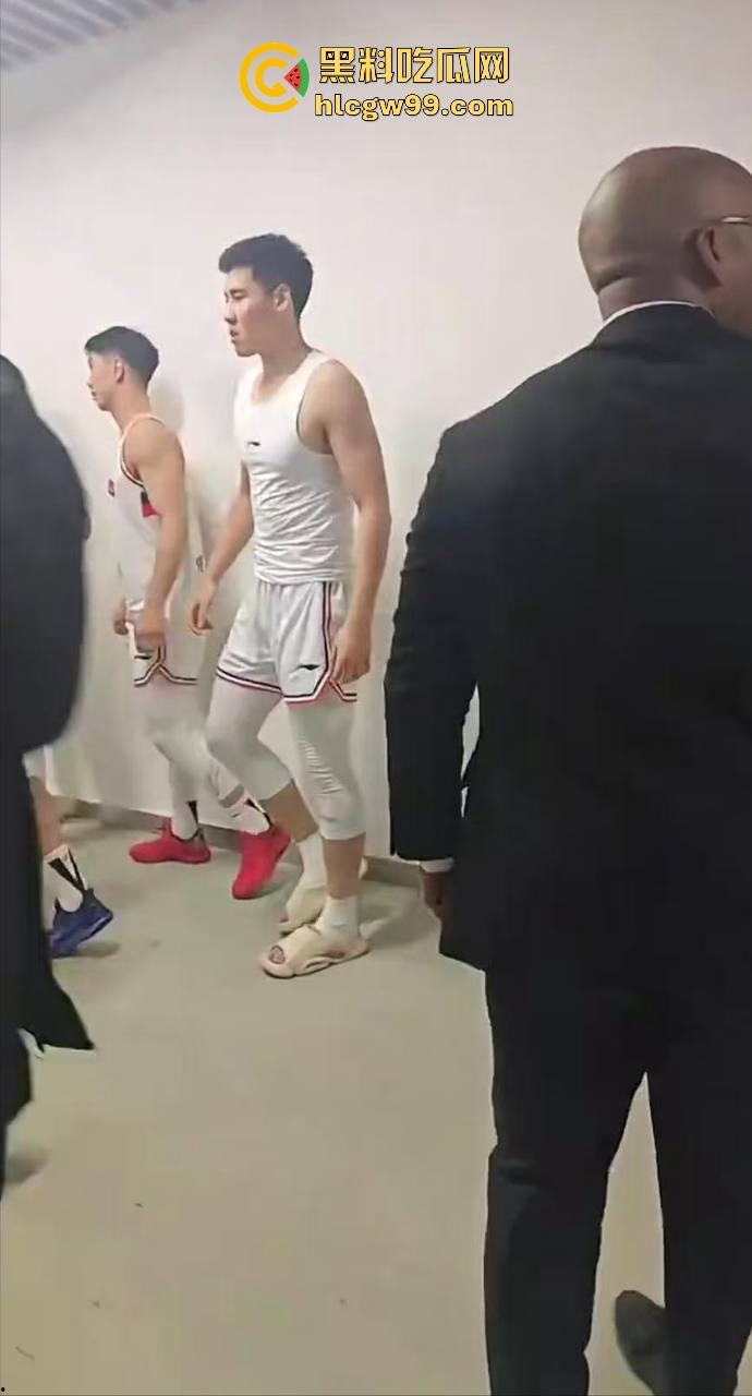 什么情况？广州男篮球员通道围堵山西男篮，打球不过瘾现在开始打人了，现场乱成一团！  第2张