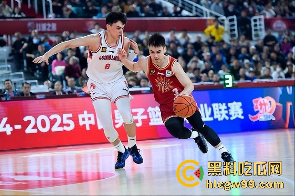 什么情况？广州男篮球员通道围堵山西男篮，打球不过瘾现在开始打人了，现场乱成一团！  第3张