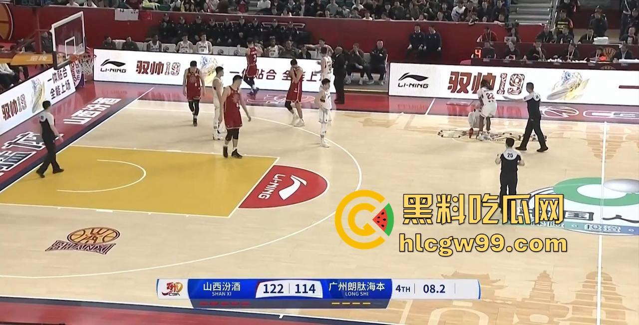 什么情况？广州男篮球员通道围堵山西男篮，打球不过瘾现在开始打人了，现场乱成一团！  第4张