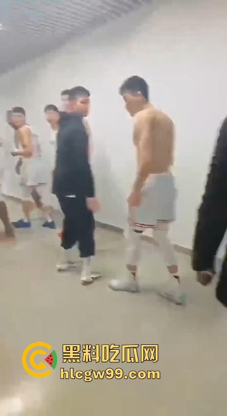 什么情况？广州男篮球员通道围堵山西男篮，打球不过瘾现在开始打人了，现场乱成一团！  第7张