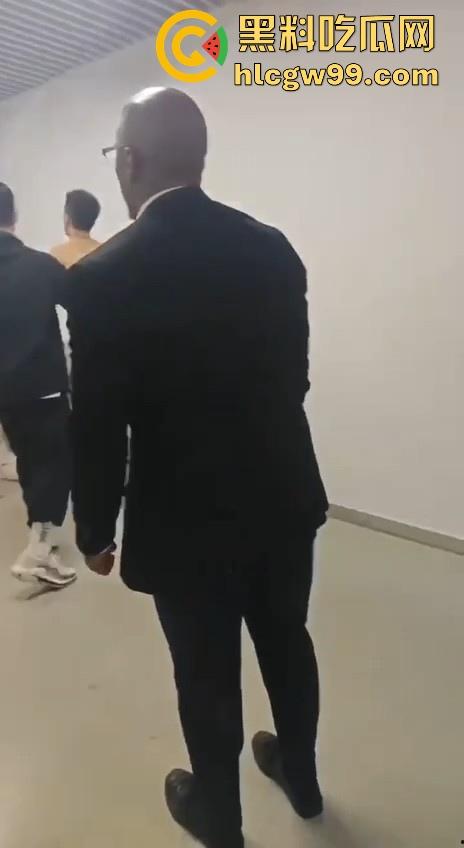 什么情况？广州男篮球员通道围堵山西男篮，打球不过瘾现在开始打人了，现场乱成一团！  第8张