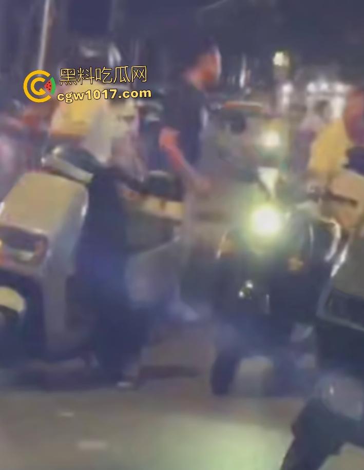 南宁街头黑衣醉汉按F进入拳皇模式，单挑三人逐个击破，老婆来劝架直接被压着打，这女人真会坏事！  第1张