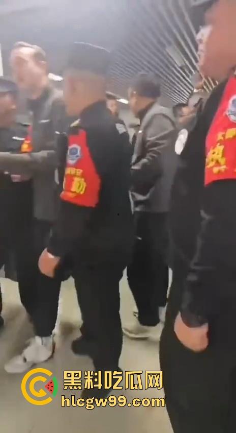 什么情况？广州男篮球员通道围堵山西男篮，打球不过瘾现在开始打人了，现场乱成一团！  第9张