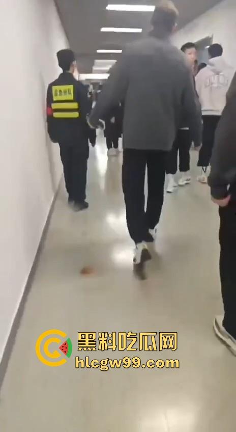 什么情况？广州男篮球员通道围堵山西男篮，打球不过瘾现在开始打人了，现场乱成一团！  第10张