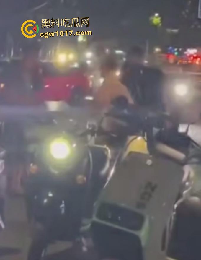 南宁街头黑衣醉汉按F进入拳皇模式，单挑三人逐个击破，老婆来劝架直接被压着打，这女人真会坏事！  第3张