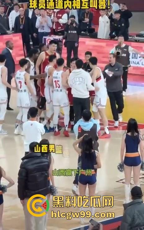 什么情况？广州男篮球员通道围堵山西男篮，打球不过瘾现在开始打人了，现场乱成一团！  第13张